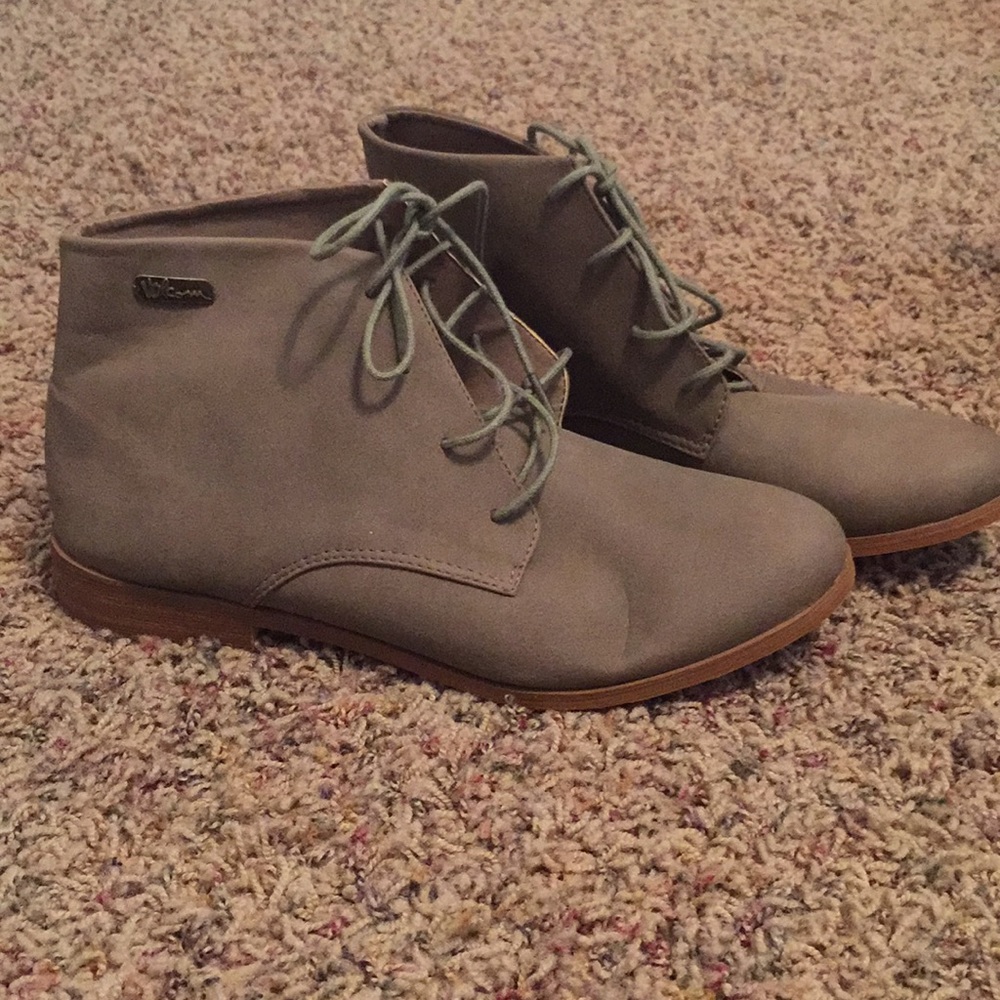 Lace-up shoes